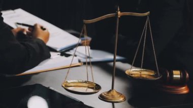 Yargıç Tokmak ve hukuk kitabı mahkeme salonunda..