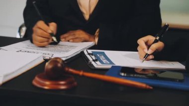 Avukat ya da avukat belgeleri imzalıyor