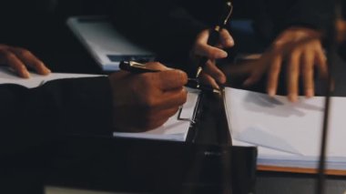 Takım elbiseli iş adamı kontrat yapıyor.