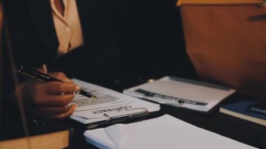 İş kadını ofiste çalışıyor.