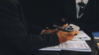 Ofisteki belgelerle görüşen iş adamları.