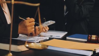 Avukat ofiste belgelerle çalışıyor.