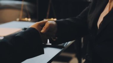 Kapat. İş adamları ofiste el sıkışıyor.