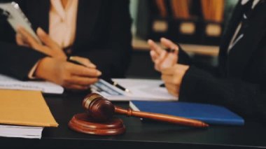 Hukuk, yargıç ve avukat ofiste çalışıyor.