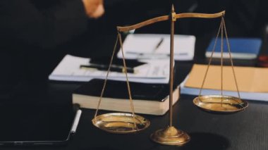 Adalet kavramı. Tokmak ve adalet terazisi adalet terazisiyle