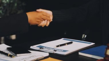 İş Adamları Tokalaşıyor