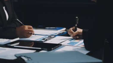 Ofiste tabletle çalışan iş kadını