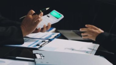 İş kadını ofiste çalışıyor.