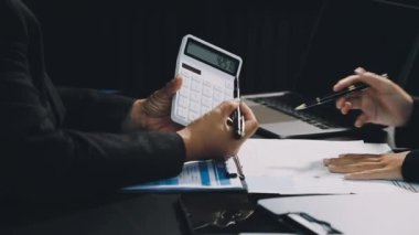 İş adamının eli kalem ve hesap makinesini kapat