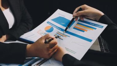 İş adamları iş yerindeki toplantıda tartışıyor ve tartışıyorlar.