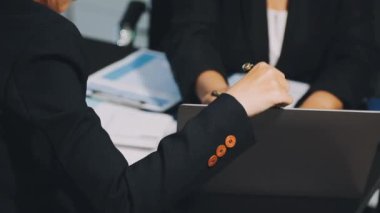 İş adamları modern bir ofis masasında çalışırlar.