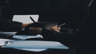 Genç iş adamı ofiste notlar yazıyor..