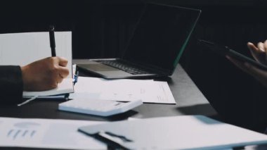 Modern bir ofiste genç iş adamları