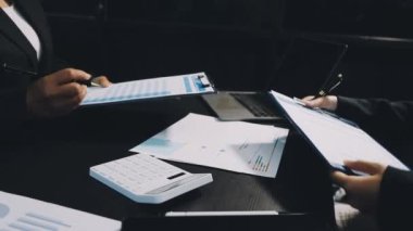 Ofiste çalışan iş adamları