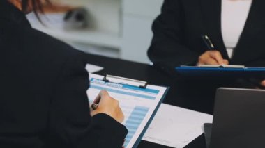 İş kadını toplantı odasında.