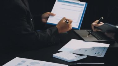 Ofiste çalışan iş adamı