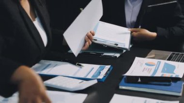 İş adamları ofiste birlikte çalışıyorlar.