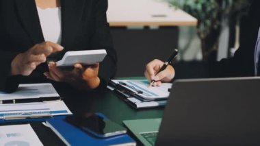 Takım elbiseli iş kadını belgeyle yazıyor