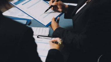 Ofiste çalışan iş adamı