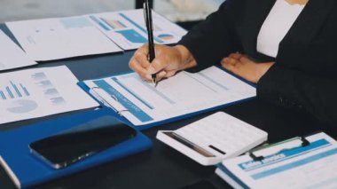 Ofiste çalışan iş kadını, mali belgelerle çalışan iş adamı..