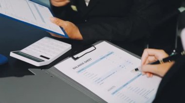 İşadamı ofisinde belge imzalıyor.