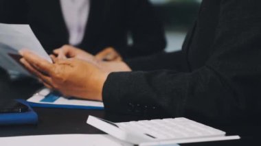 Ofiste birlikte çalışan iş adamları.