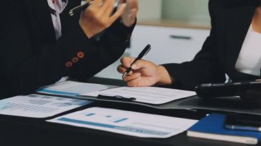 İş adamları el sıkışıyor, anlaşmayı bitiriyor.