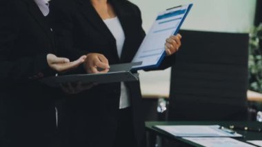 İş adamları yeni iş fikirleri tartışıyor.