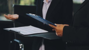 yakın plan - iş adamının elinde belgeler var