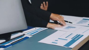 Kapat - ofiste tablet kullanan işadamının görüntüsü