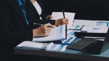 İşadamları ellerinde notlar tutuyorlar.