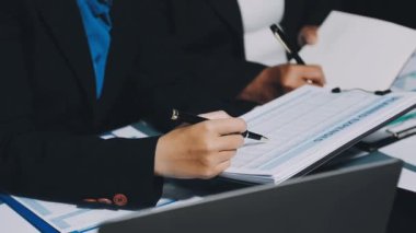Ofiste dizüstü bilgisayarla çalışan iş adamlarına yakın durun. finansal iş