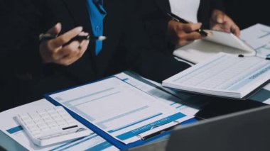 İş adamı işyerinde notlar yazıyor.