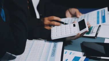 İş kadını eli toplantıda akıllı telefon kullanıyor.