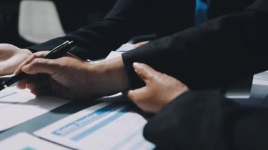 Yeni modern proje üzerinde çalışan iş ekibi