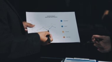 Konferans salonunda belgelerle çalışan iş adamları