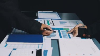 İşletme ekibi ofiste mali rapor üzerinde çalışıyor.