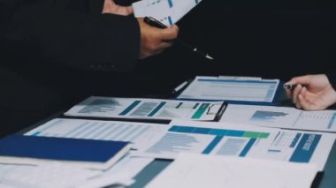 Finans projesi üzerinde çalışan iş adamı