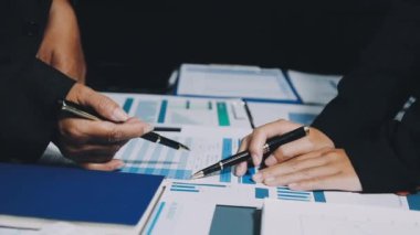 İş adamları ofiste birlikte çalışır, mali muhasebe...