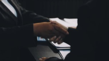 İş adamları ofiste el sıkışıyor.