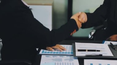 İş yerini kapatın. İnsanlar el sıkışıyor.