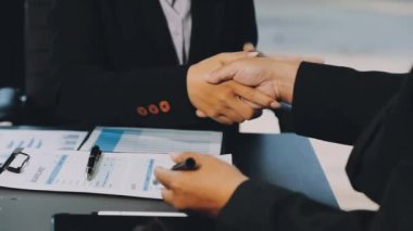 İş Adamları Tokalaşıyor