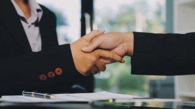İş adamları toplantıdan sonra el sıkışıyor