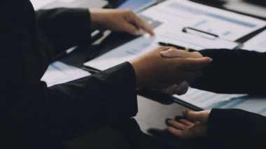 bir meslektaşım ile tokalaşırken işadamı