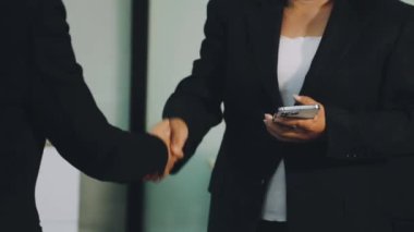 Ofisteki iş adamları ve kadınların el sıkışması. iş kavramı