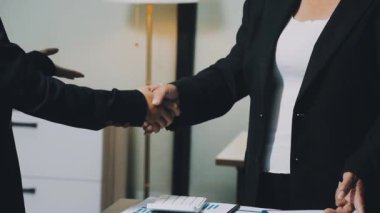 İş adamlarının ofisinde tokalaşma.