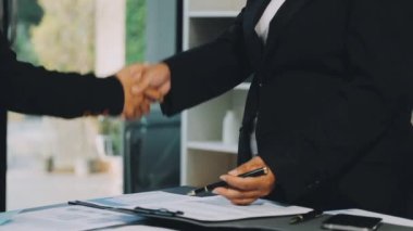 İş Adamları Tokalaşıyor