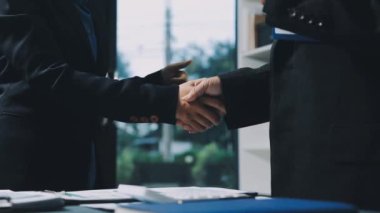 Modern ofisteki el sıkışma işçileri