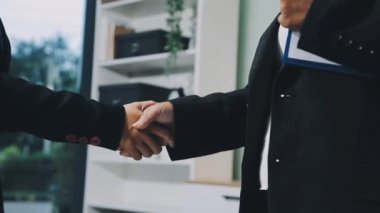 İş adamlarının elleri başarılı bir anlaşmadan sonra titriyor. Yakın plan.