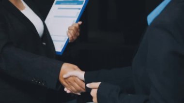 İş Adamları Tokalaşıyor